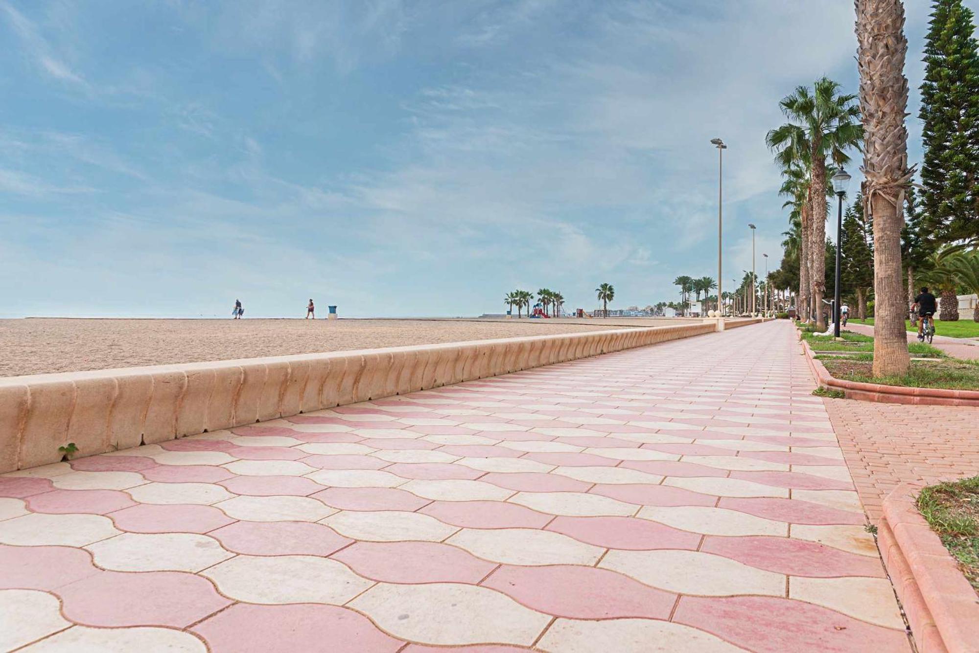Primera linea de Playa en Roquetas de Mar Exterior foto