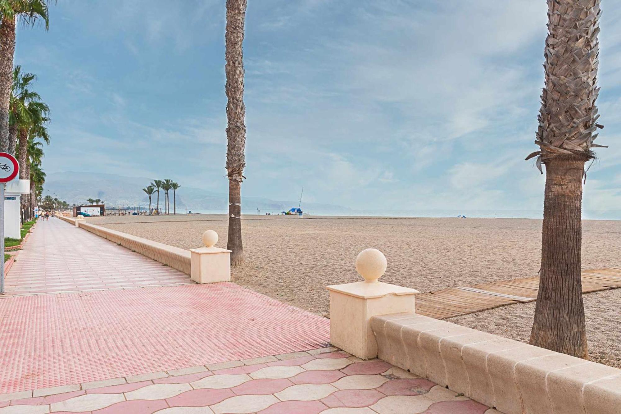 Primera linea de Playa en Roquetas de Mar Exterior foto