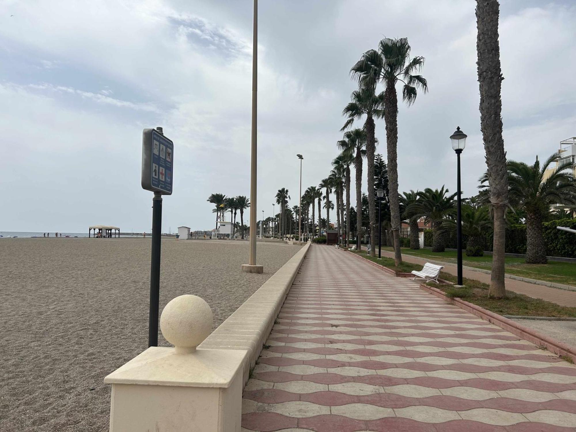 Primera linea de Playa en Roquetas de Mar Exterior foto