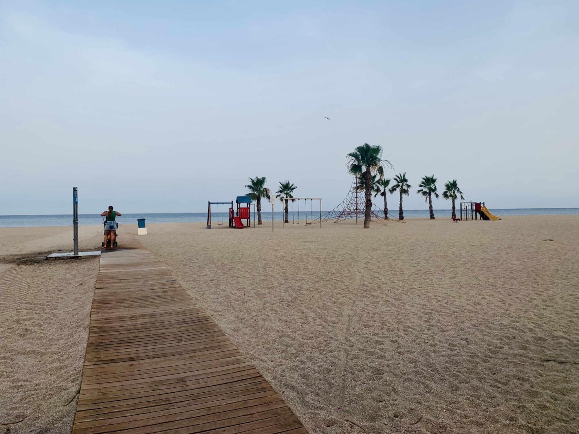 Primera linea de Playa en Roquetas de Mar Exterior foto